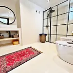 Luxurious With Pool فوينخيرولا
